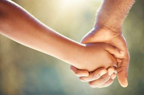 Padre se llevó a su hijo a Francia y no regresó: la madre libra una batalla judicial