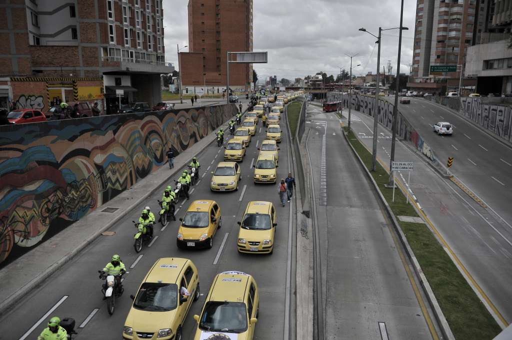 Paro de taxis en Bogotá, en contra de Uber y otras aplicaciones ilegales de transporte.