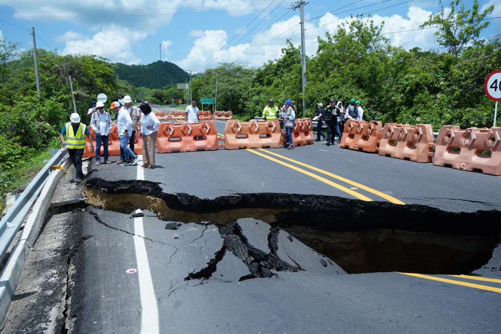 Las autoridades evalúan los daños en el puente de Juan de Acosta, mientras maquinaria inicia la recuperación del corredor vial.