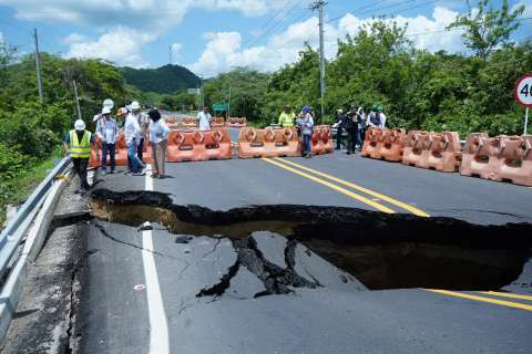 Vía Cartagena–Barranquilla podría reabrirse en un mes tras hundimiento