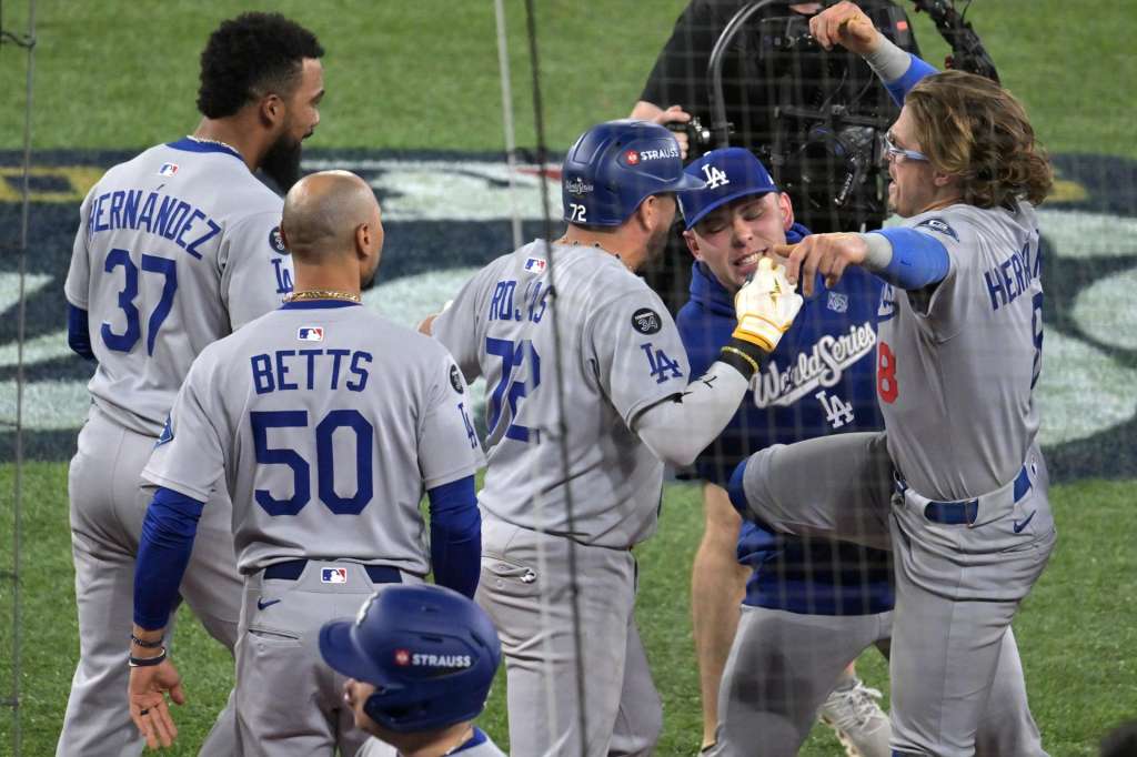 TORONTO (Canada), 02/11/2025.- Los Angeles Dodgers Miguel Rojas (3-L) celebrates with teammates after hitting a solo home run off Toronto Blue Jays pitcher Jeff Hoffman to tie the score during the ninth inning of the MLB World Series game seven between the Los Angeles Dodgers and the Toronto Blue Jays in Toronto, Canada, 01 November 2025. EFE/EPA/EDUARDO LIMA