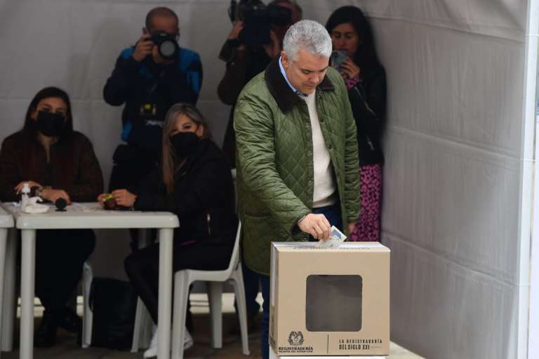 El presidente Iván Duque, deposita su voto durante la jornada electoral 2022, segunda vuelta.