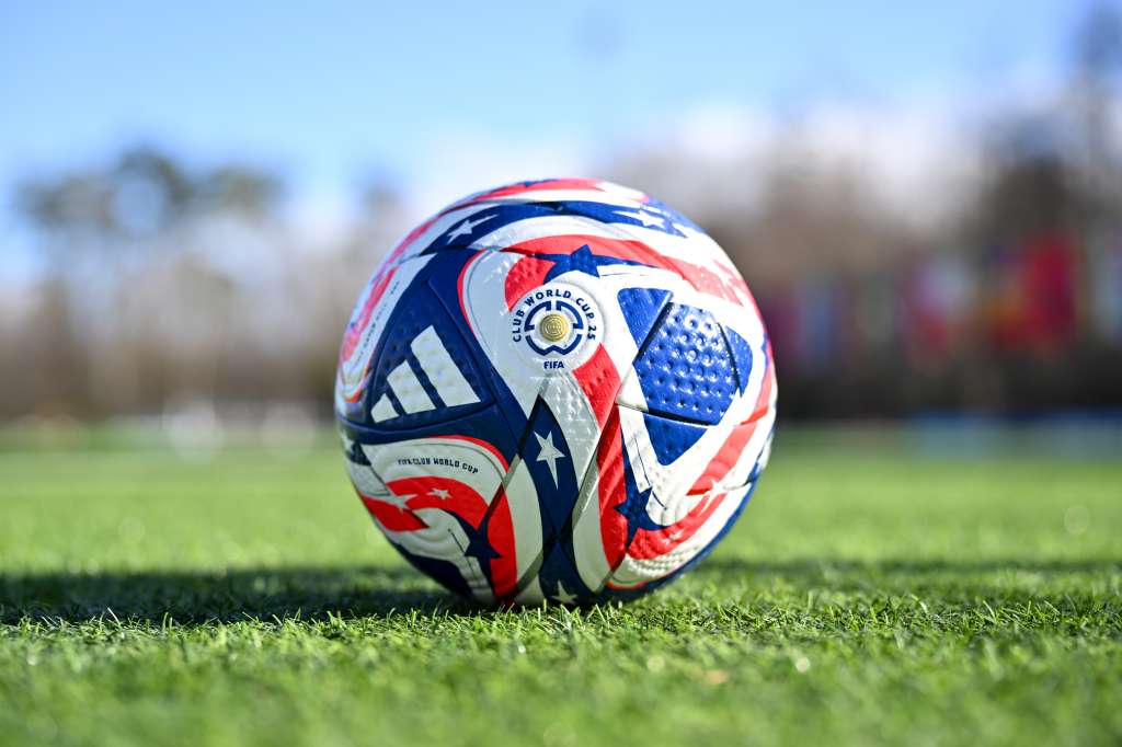MADRID, 31/01/2025.- Fotografía del balón oficial para el Mundial de Clubes de 2025. El balón oficial para el Mundial de Clubes de 2025 contará con tecnología innovadora incorporada que contribuirá a que los árbitros adopten decisiones más rápidas y precisas durante la competición, según anunció este viernes la FIFA. El diseño del balón, cuyo proveedor oficial es Adidas, además de llevar tecnología innovadora, incorporará llamativos gráficos y emblemas representativos del país anfitrión, Estados Unidos, con los colores que representan la bandera. EFE/ Harold Cunningham FIFA SOLO USO EDITORIAL SOLO DISPONIBLE PARA ILUSTRAR LA NOTICIA QUE ACOMPAÑA (CRÉDITO OBLIGATORIO)