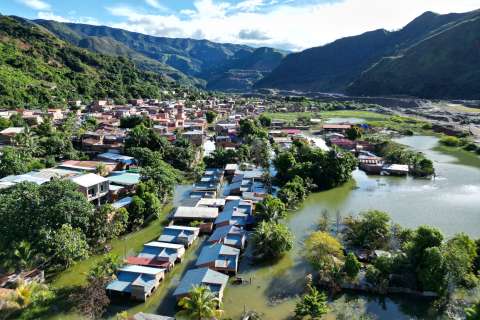 Pueblos de Bolivia hundidos por la fiebre del oro y el clima