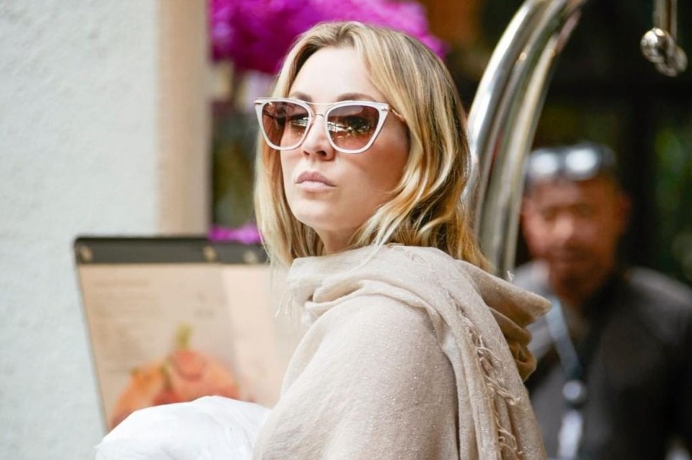 Kaley Cuoco como Cassie Bowden en "The flight attendant".