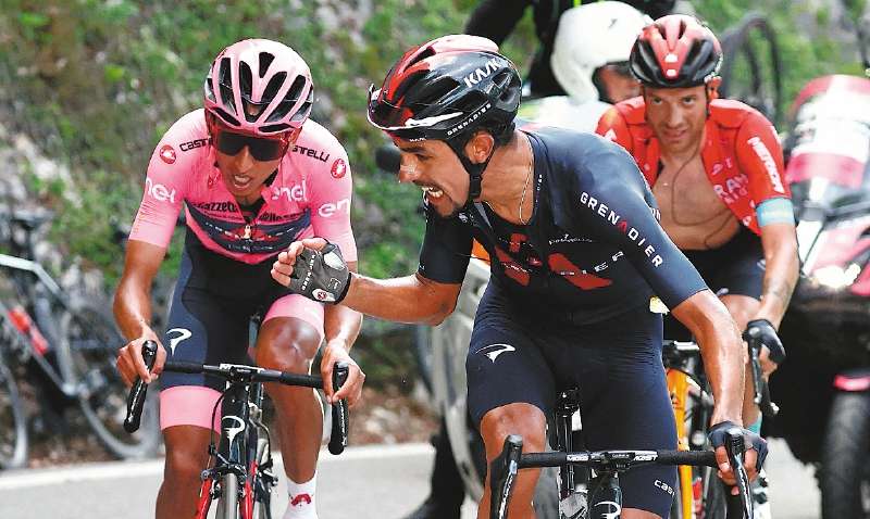 Egan Bernal (izq.) y Daniel Felipe Martínez, compañeros en el Ineos Grenadiers.