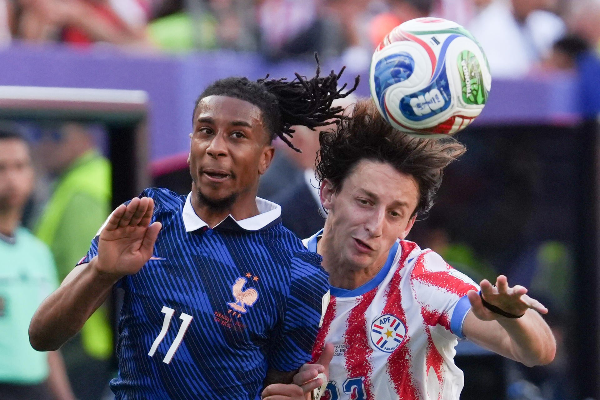 FOTODELDÍA GR7005. FILADELFIA (ESTADOS UNIDOS), 04/07/2026.- Matías Galarza (d) de Paraguay disputa el balón con Michael Olise de Francia este sábado, en un partido por los octavos de final del Mundial de la FIFA 2026 entre Paraguay y Francia en el estadio de Filadelfia (Estados Unidos). EFE/ Angel Colmenares