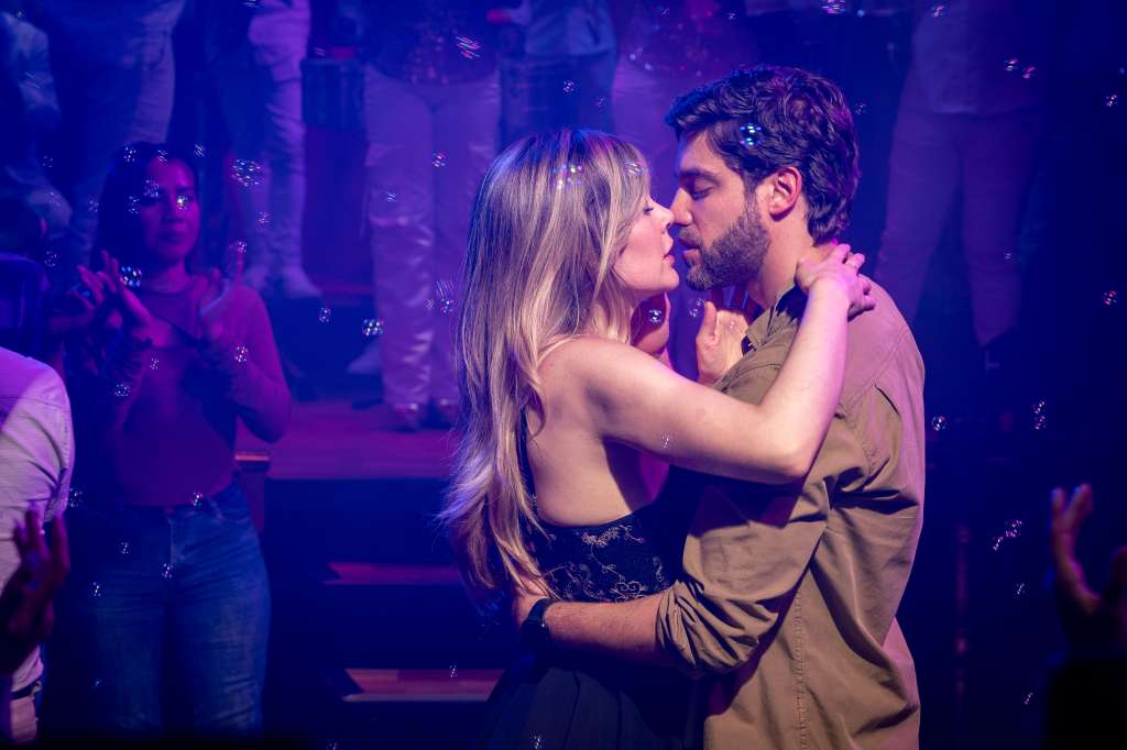 Lina Tejeiro y Juan Guilera en 'Nuevo rico, nuevo pobre' (2025).