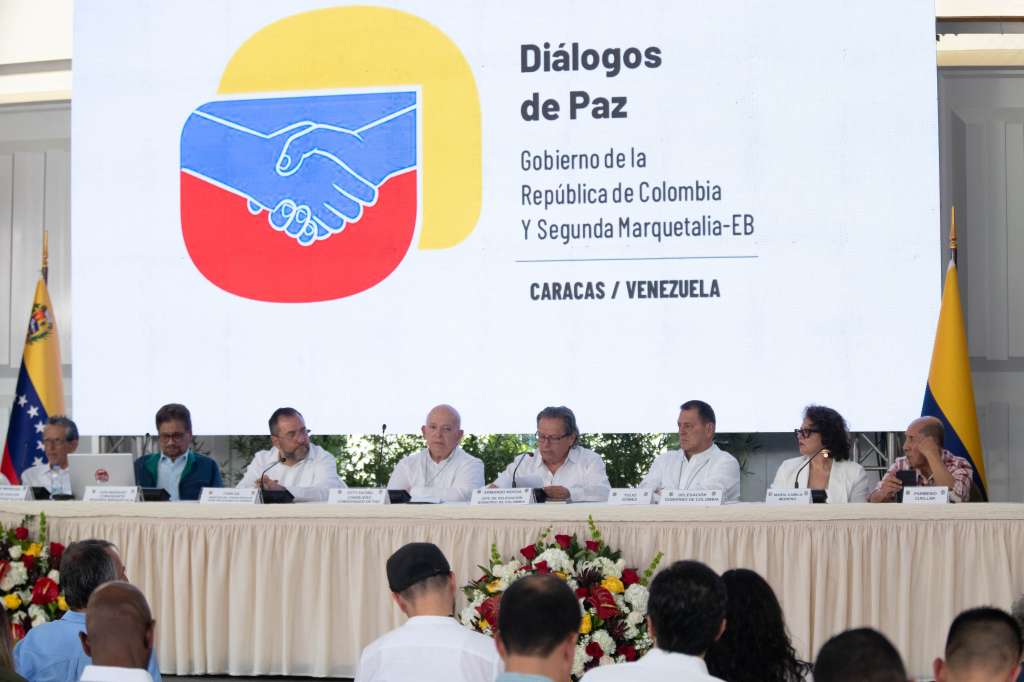 AME6238. CARACAS (VENEZUELA), 24/06/2024.- El consejero comisionado de paz del Gobierno de Colombia, Otty Patiño (4-i), habla en la instalación del primer ciclo de negociaciones con la Segunda Marquetalia este lunes, en Caracas (Venezuela). Las delegaciones del Gobierno de Colombia y la Segunda Marquetalia -disidencia de las FARC integrada por exguerrilleros que abandonaron el acuerdo de paz de 2016- instalaron "formalmente" este lunes la mesa de diálogo de paz del primer ciclo de negociaciones, que se prevé dure cinco días, en los que se abordará el desescalamiento del conflicto y las condiciones para la convivencia pacífica, entre otros asuntos. EFE/ Ronald Peña R.