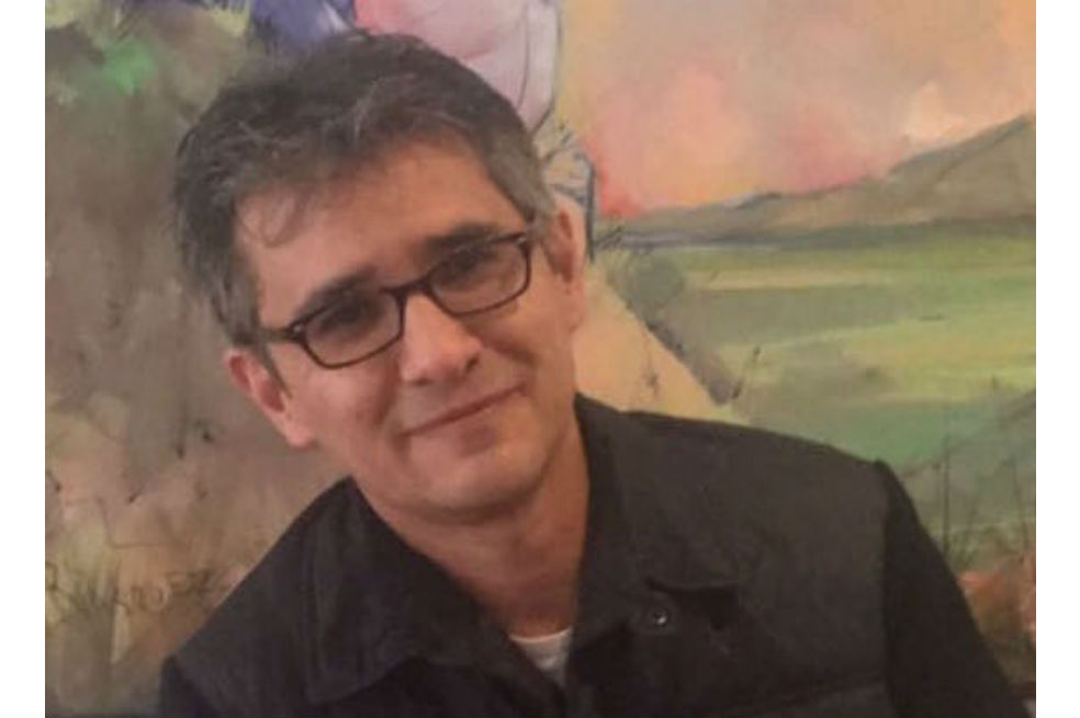 Le dicen Pucheros. Es antioqueño y muy familiar. Amigo, esposo, padre, trovador, tuitero, libretista, hombre de radio, de televisión y de teatro. Todo en un mismo saco. Y también puede ser un divertido y agudo observador de su entorno. / Cortesía