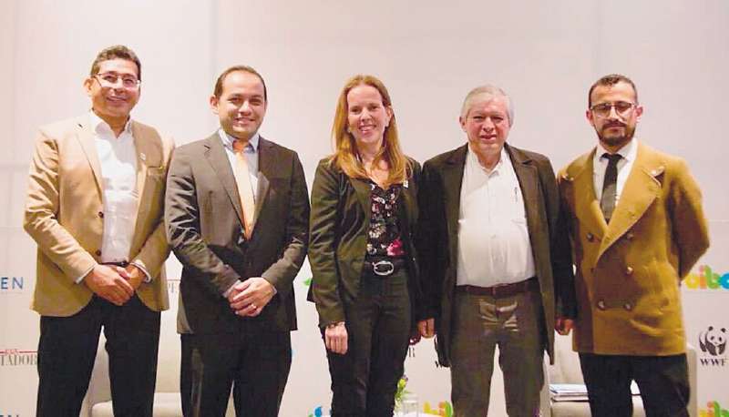 De derecha a izquierda están: Jose Saulo Usma, Especialista de agua dulce de WWF Colombia, Fabián Mauricio Caicedo Carrascal, Director de gestión integral del recurso hídrico del Ministerio de Ambiente y Desarrollo Sostenible, Ximena Barrera, Directora de Relaciones de Gobierno y Asuntos Internaciones de WWF Colombia, Omar Vargas, Subdirector de Hidrología del IDEAM y Diego Grajales, Coordinador de Cambio climático en el Ministerio de Minas y Energía.