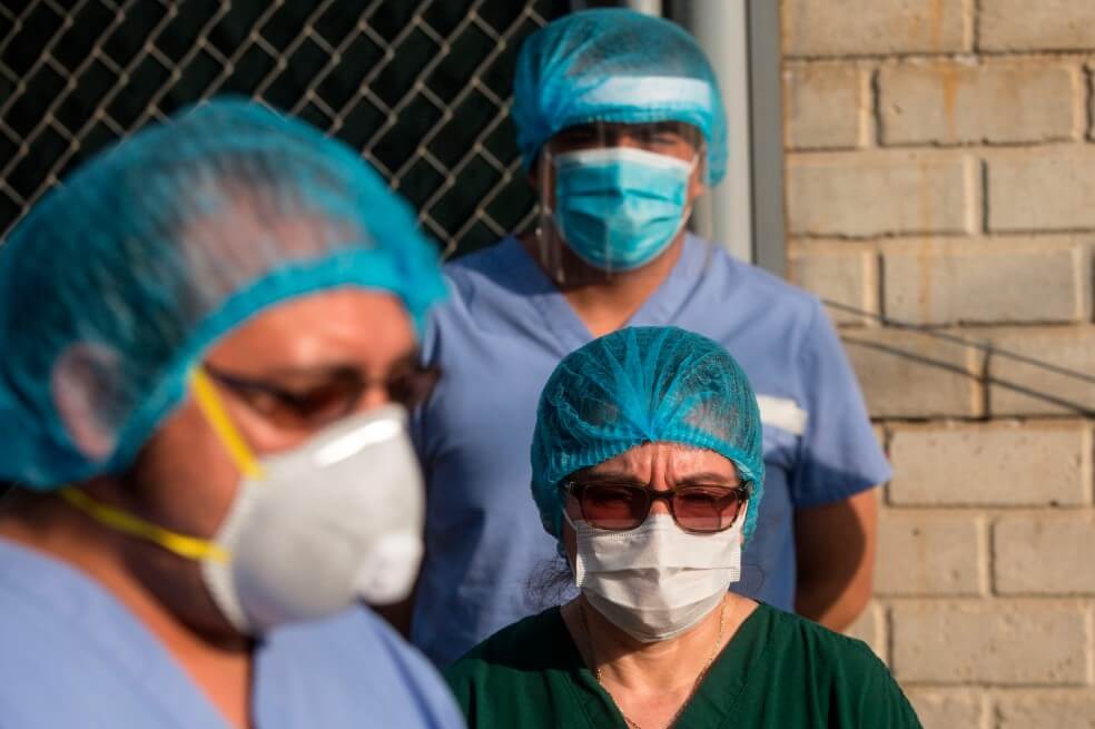 En Leticia, donde hay un hospital público (el San Rafael de Leticia) y una clínica privada que hoy solo atiende urgencias, hay 68 camas para adultos, 8 de cuidados intermedios y 8 ventiladores. También una ambulancia. / Archivo EFE - Referencia