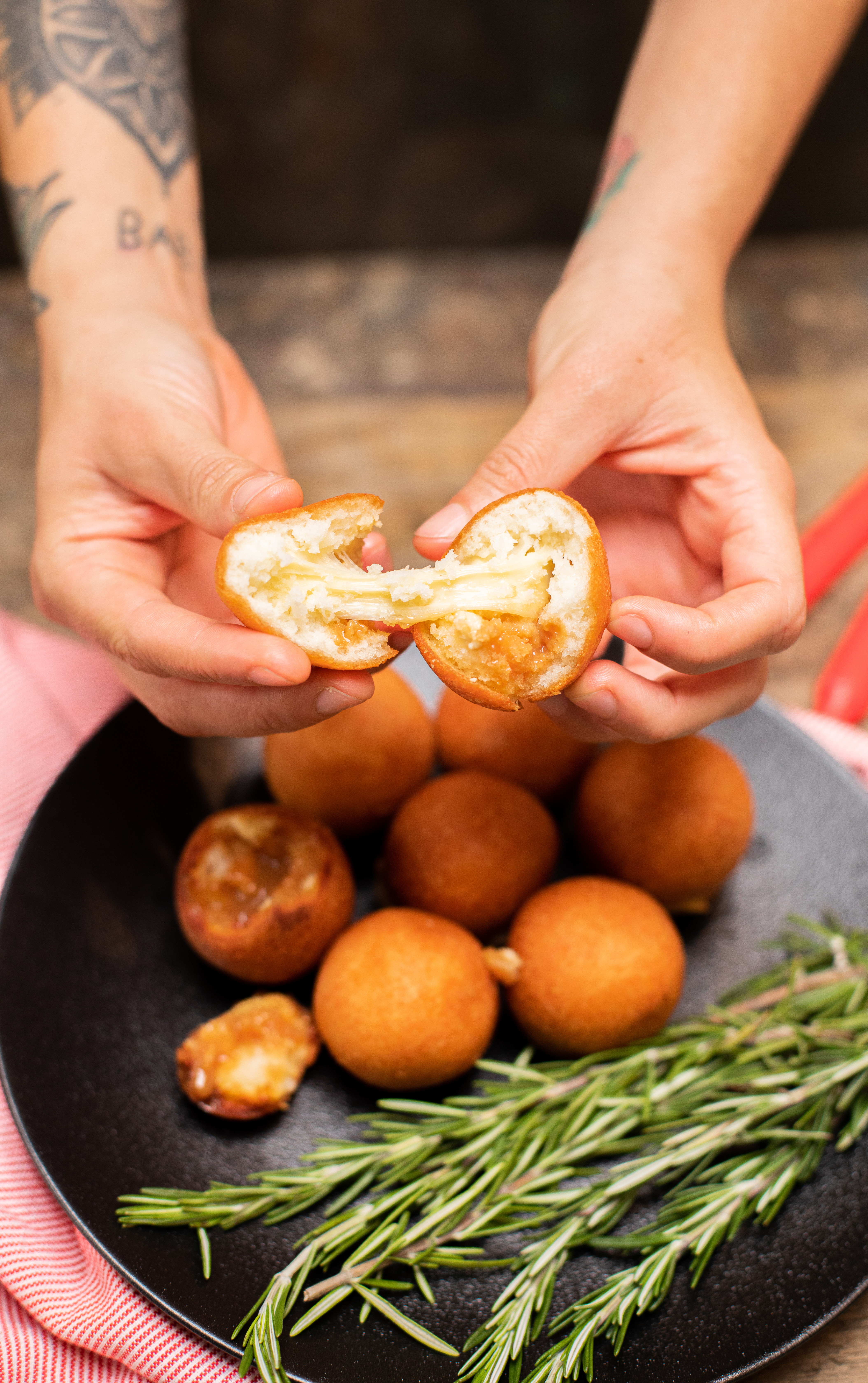 Buñuelos rellenos de arequipe y queso mozzarella