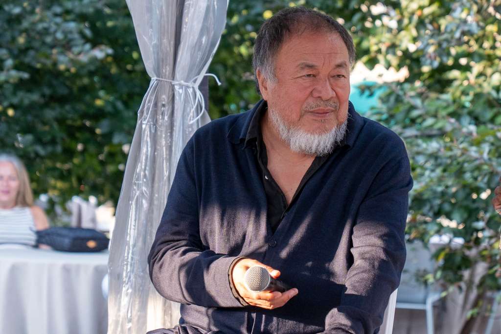 ACOMPAÑA CRÓNICA: EEUU ARTE AME8105. NUEVA YORK (ESTADOS UNIDOS), 09/09/2025.- El artista y activista chino Ai Weiwei habla durante la presentación de una instalación artística este martes, en Nueva York (Estados Unidos). Ai Weiwei cuestiona el sentido de las guerras en un 'santuario' instalado en un extremo de la isla de Roosevelt, frente a la sede de Naciones Unidas, donde se reunirán este mes los líderes del mundo. EFE/ Ángel Colmenares