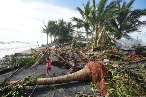 Las impresionantes imágenes del supertifón que dejó más de 30 muertos en Filipinas