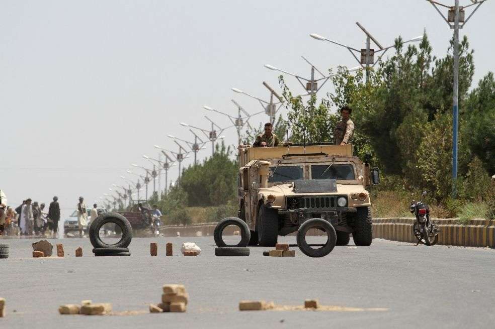 Personal de seguridad afgano patrulla a lo largo de una carretera en las afueras de Herat (Afganistán).