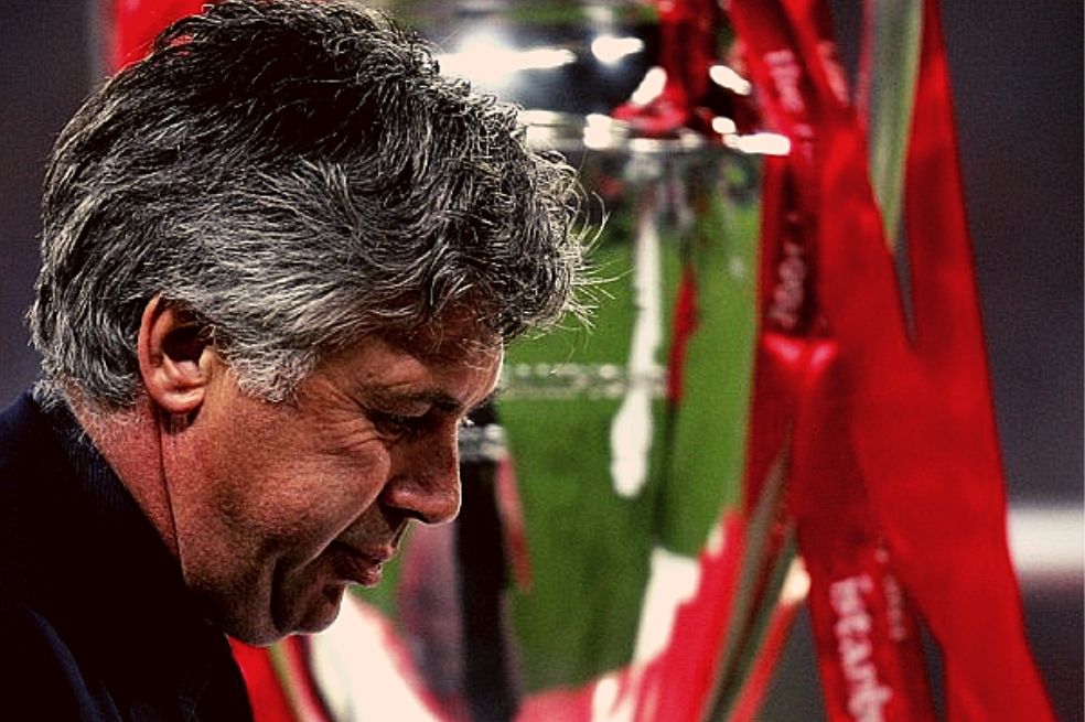 Carlo Ancelotti pasa por el lado del trofeo de la Champions League, tras perder la final de la Champions contra Liverpool en 2005. // AFP-EFE-Archivo El Espectador