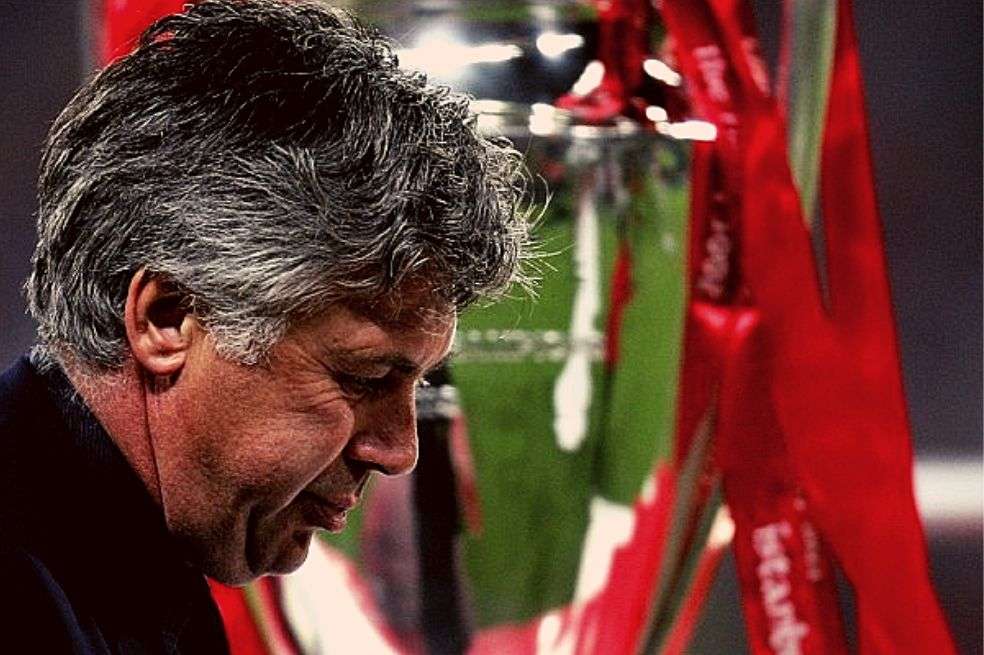 Carlo Ancelotti pasa por el lado del trofeo de la Champions League, tras perder la final de la Champions contra Liverpool en 2005. // AFP-EFE-Archivo El Espectador