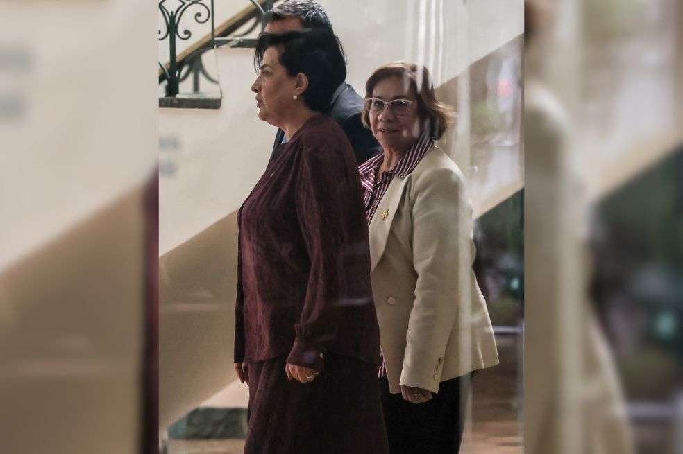 La canciller de Ecuador, Gabriela Sommerfeld (i), camina junto a su homóloga de Colombia, Rosa Villavicencio.