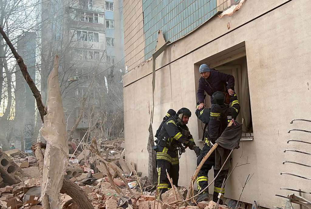 TERNOPIL (Ukraine), 19/11/2025.- A handout photo made available by the National Police of Ukraine via telegram shows Ukrainian rescuers help a man at the site of a Russian strike on a high-rise residential building in Ternopil, western Ukraine, 19 November 2025, amid the Russian invasion. At least 21 people were killed, including two children, and 66 others were injured in Ternopil after Russian forces launched overnight strikes across Ukraine involving over 470 drones and 48 missiles, according to the National Police report. (Rusia, Ucrania) EFE/EPA/NATIONAL POLICE OF UKRAINE HANDOUT HANDOUT EDITORIAL USE ONLY/NO SALES
