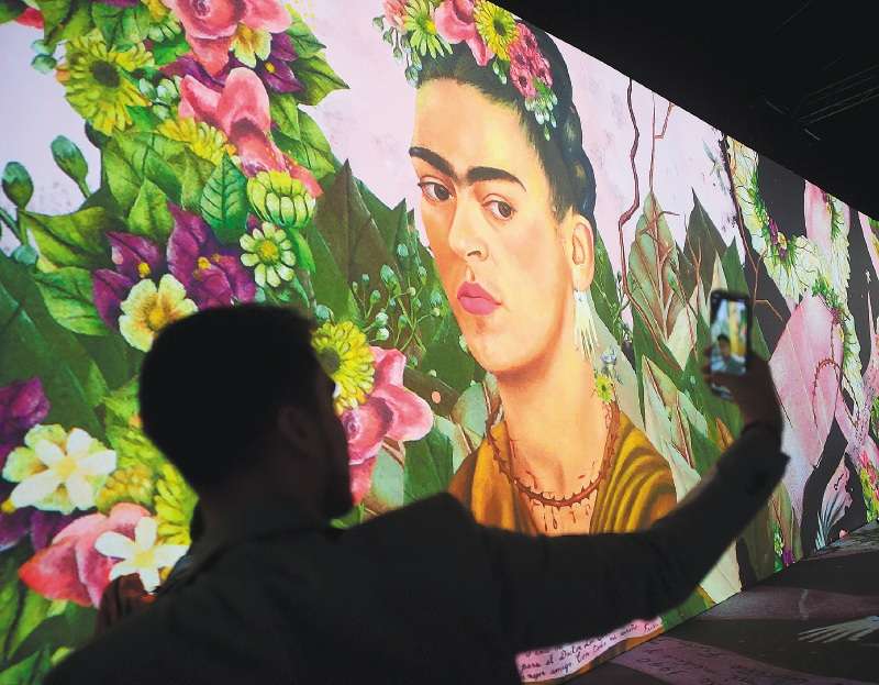 Una de las imágenes de la exposición inmersiva sobre Frida Kahlo, que se inaugura hoy en Bogotá.