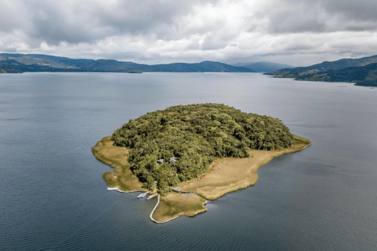 Santuario de Flora Isla de la Corota
Es una isla ovalada que está rodeada por una franja de totora. Es un de las áreas protegidas más pequeñas del país, pero es muy importante, ya que hace parte del complejo sistema ambiental de la laguna de la Cocha. Este sitio es considerado una fuente de energía reconocida por indígenas y médicos tradicionales del Putumayo. Los visitantes pueden realizar senderismo, pero deben recibir instrucciones de los guías.