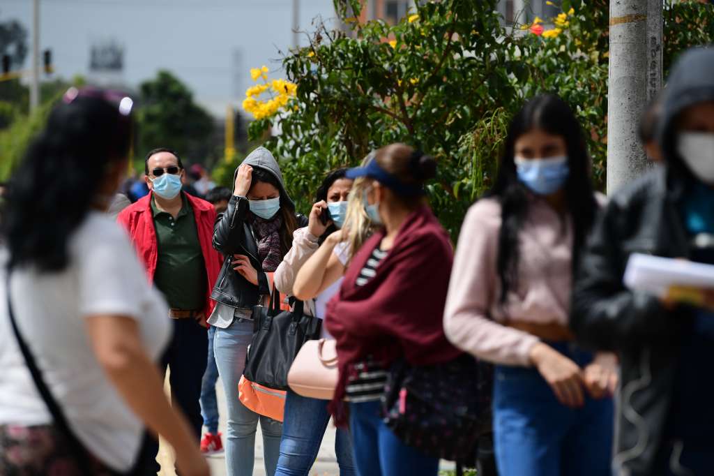 Filas y jornadas de vacunación contra el Covid -19 en diversos puntos de la capital