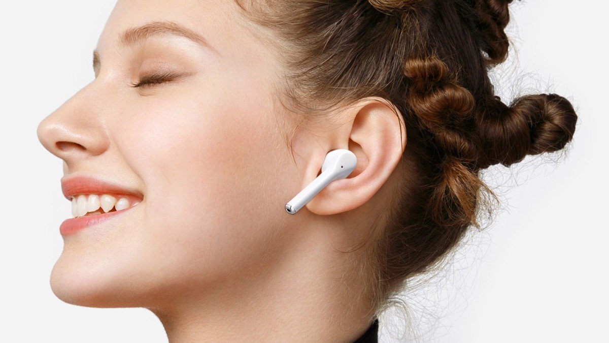 Una mujer luce los nuevos Huawei FreeBuds 3i cuentan con más de 14 horas de duración.