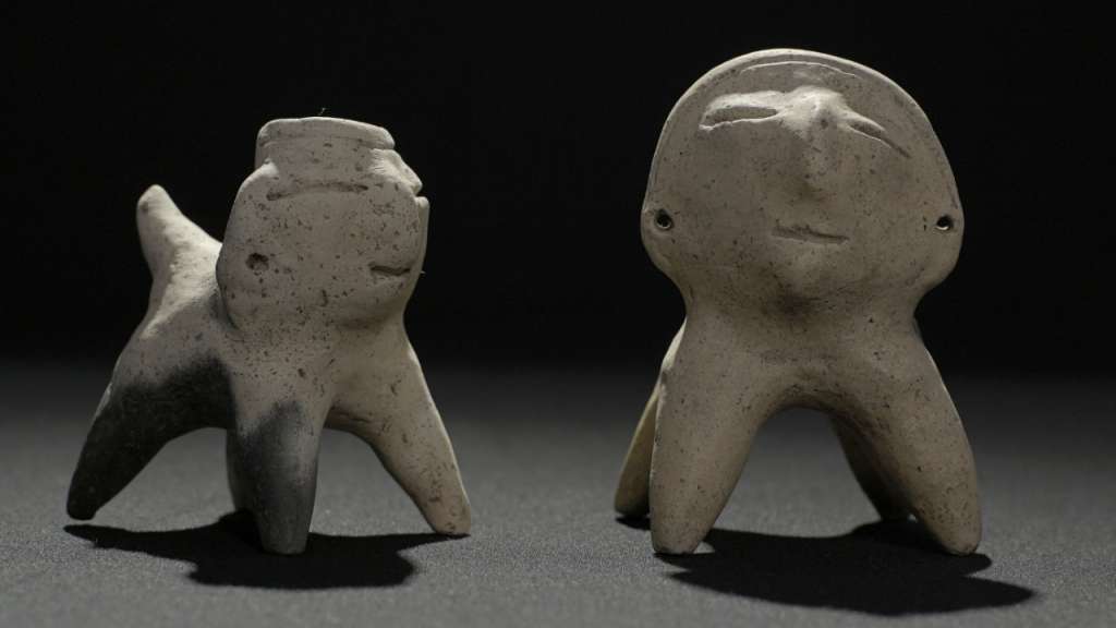 Se exhibirá una colección conformada por objetos en arcilla cocida (cerámica), restos óseos humanos y animales, además de artefactos en piedra, hueso y metal.