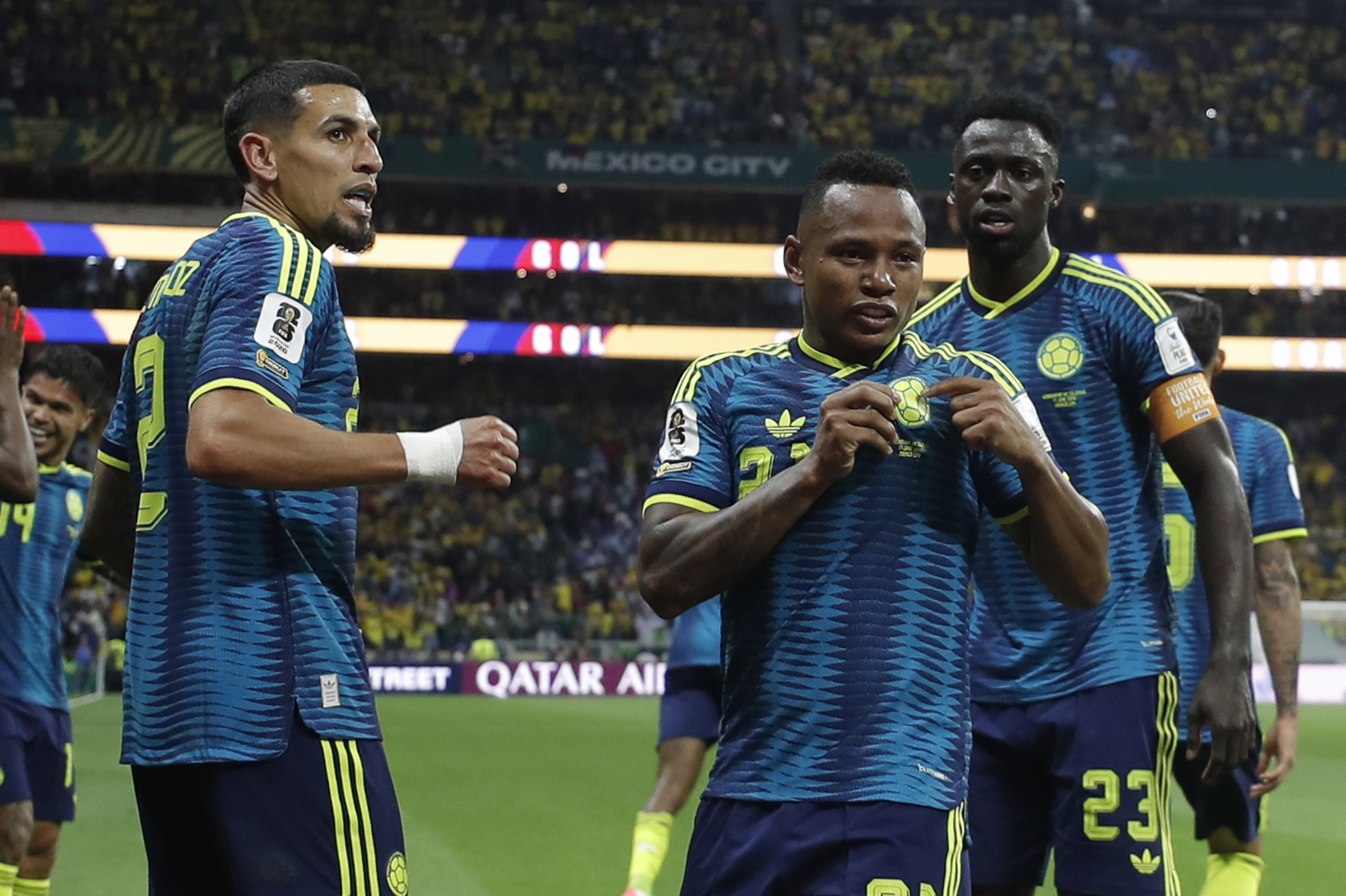 GR4212. CIUDAD DE MÉXICO (MÉXICO), 17/06/2026.- Jaminton Campaz (c) de Colombia celebra un gol este miércoles, en un partido del grupo K del Mundial de la FIFA 2026 entre Uzbekistán y Colombia, en el estadio Azteca en Ciudad de México (México). EFE/ Isaac Esquivel