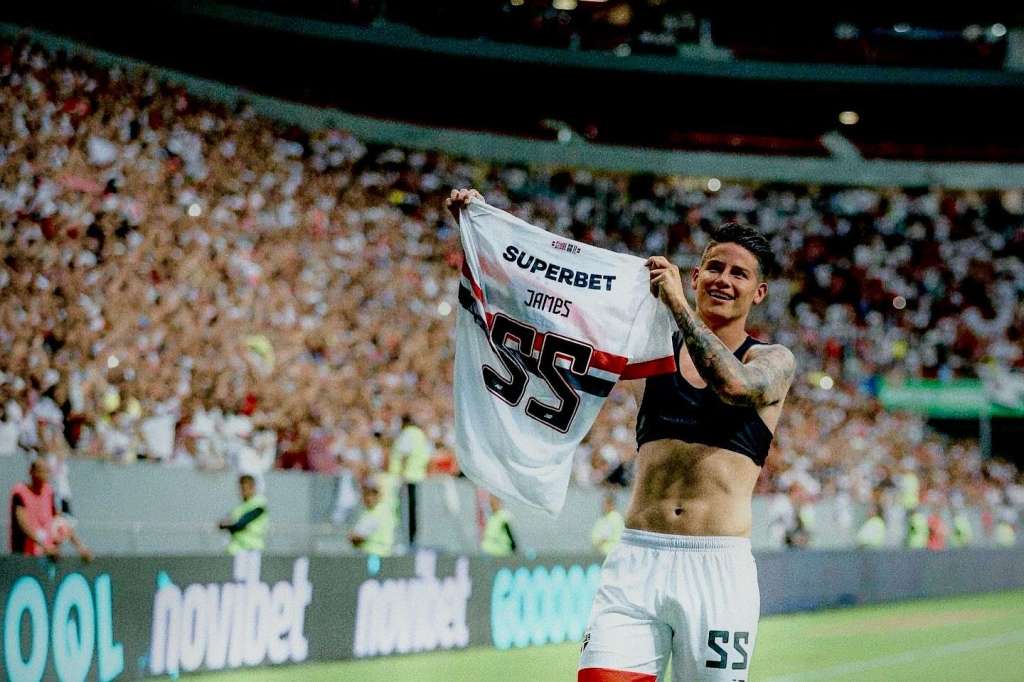 James Rodríguez celebró su gol con el Sao Paulo quitándose la camiseta y mostrando su nuevo dorsal.