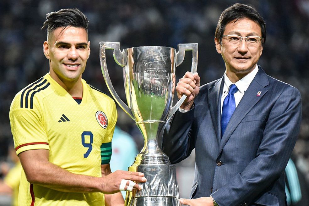 Falcao con el trofeo de reconocimiento que recibió la selección de Colombia tras vencer a Japón en Osaka.