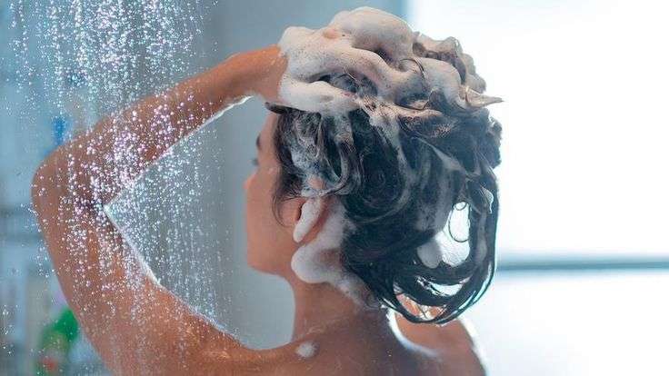 ¿Sabías que como te lavas el cabello influye en su crecimiento? Aquí te enseñamos como puedes lavarlo correctamente y acelerar su proceso.
