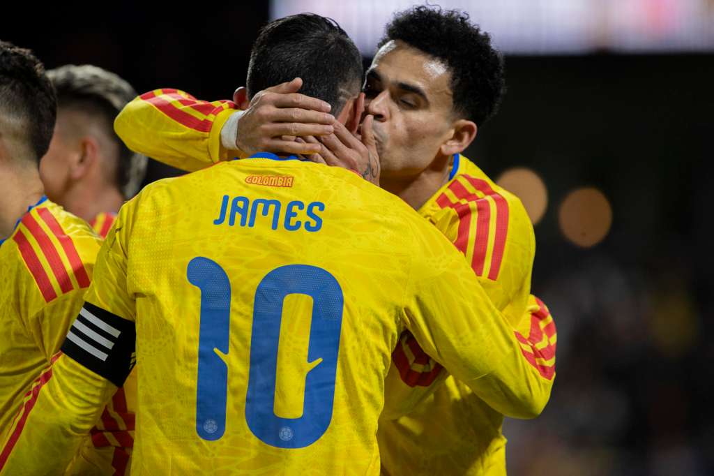 AMDEP9223. NUEVA YORK (ESTADOS UNIDOS), 18/11/2025.- James Rodríguez (i) y Luis Díaz de Colombia celebran un gol este martes, en un partido amistoso entre las selecciones de Colombia y Australia en el estadio Citi Field, en Nueva York (Estados Unidos). EFE/ Angel Colmenares