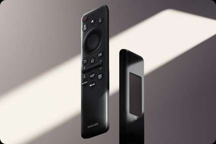 Los controles remotos ECO de los QLED se cargan con luz o señales de radio, eliminando el uso de baterías.