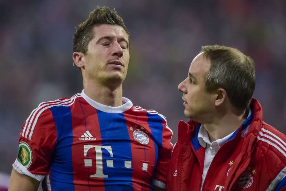 Robert Lewandowski sufrió una lesión en la mandíbula superior y en el tabique durante el juego contra Borussia Dortmund. Foto: AFP