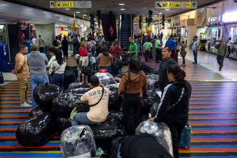 Navidad en vilo y 15.000 pasajeros semanales afectados: Venezuela tras suspender permisos a aerolíneas