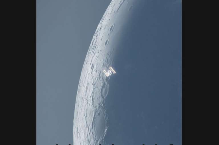Esta foto, tomada por Andrew McCarthy, tomada desde la Estación Espacial Internacional que muestra la luna creciente menguante. Para la imagen, McCarthy empleó dos cámaras y dos telescopios.