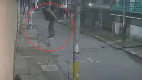 Graban a ladrón acróbata robando el cableado de las casas en Puente Aranda