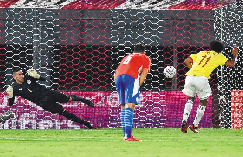El volante antioqueño Juan Guillermo Cuadrado, figura de la selección de Colombia en Asunción, marcó el gol del empate ante el combinado guaraní, de penalti. / AFP
