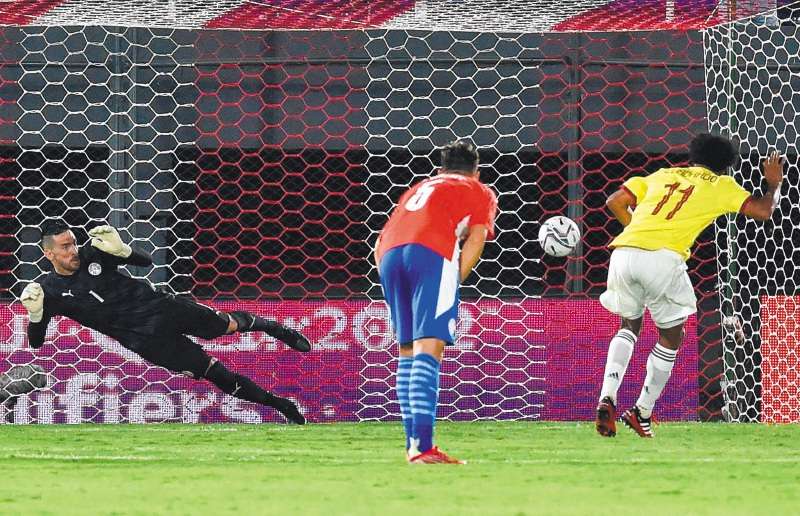 El volante antioqueño Juan Guillermo Cuadrado, figura de la selección de Colombia en Asunción, marcó el gol del empate contra Paraguay, de penalti. (Photo by NORBERTO DUARTE / AFP)