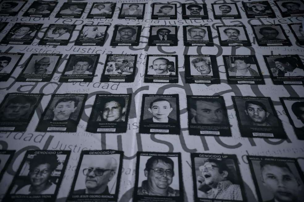 En medio de la Plaza de Bolívar colocaron una a una las fotos de las víctimas de este hecho, uno de los más traumáticos para el país. Ese 6 de noviembre, el M-19 se tomó a la fuerza el Palacio de Justicia y las Fuerzas Armadas respondieron con un operativo para recuperarlo. Al menos once personas siguen desaparecidas.