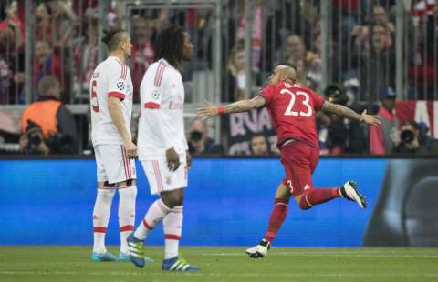 Con gol de Arturo Vidal, Bayern Múnich toma mínima ventaja ante el Benfica