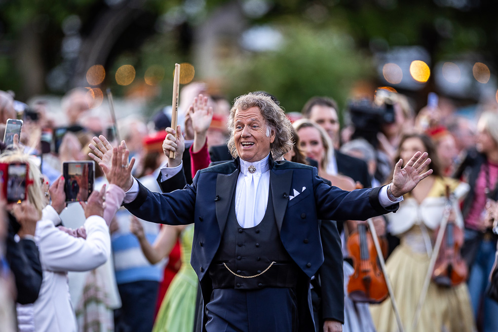 Antes de su concierto, en plaza Vrijthof, en Maastricht (Países Bajos), su ciudad natal, André Rieu pasa saludando a sus fanáticos.