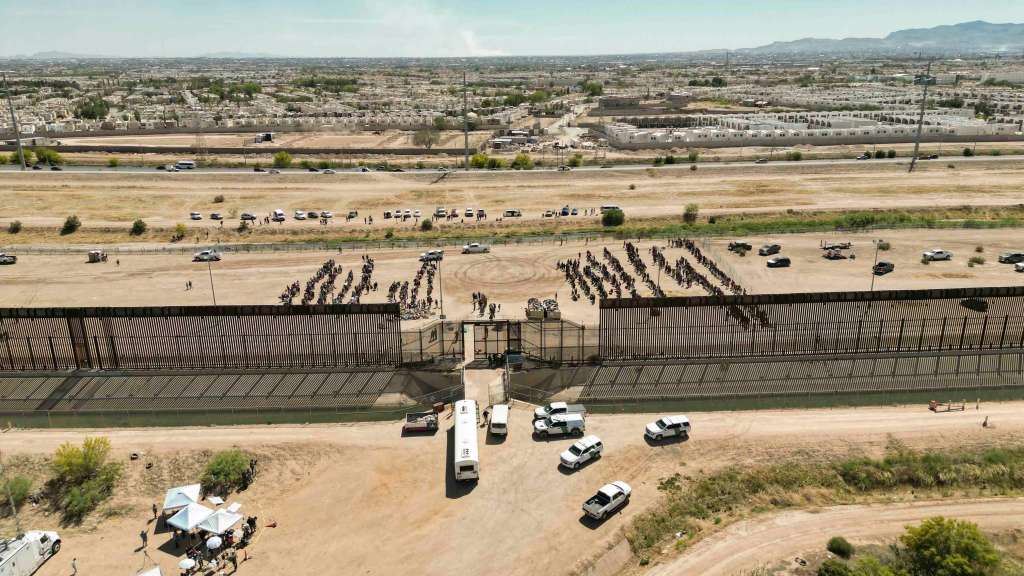 AME8785. EL PASO (ESTADOS UNIDOS), 11/05/2023.- Fotografía aérea muestra hoy a cientos de migrantes mientras esperan junto al muro fronterizo en El Paso, Texas (EE.UU). La Patrulla fronteriza de Estados Unidos ha detenido a 2.500 migrantes en las últimas 48 horas y espera concluir su procesamiento y traslado a sus instalaciones en las próximas 24 horas, anunció este jueves el jefe de la Patrulla Fronteriza a nivel nacional, Raúl Ortiz. EFE/ Jonathan Fernández
