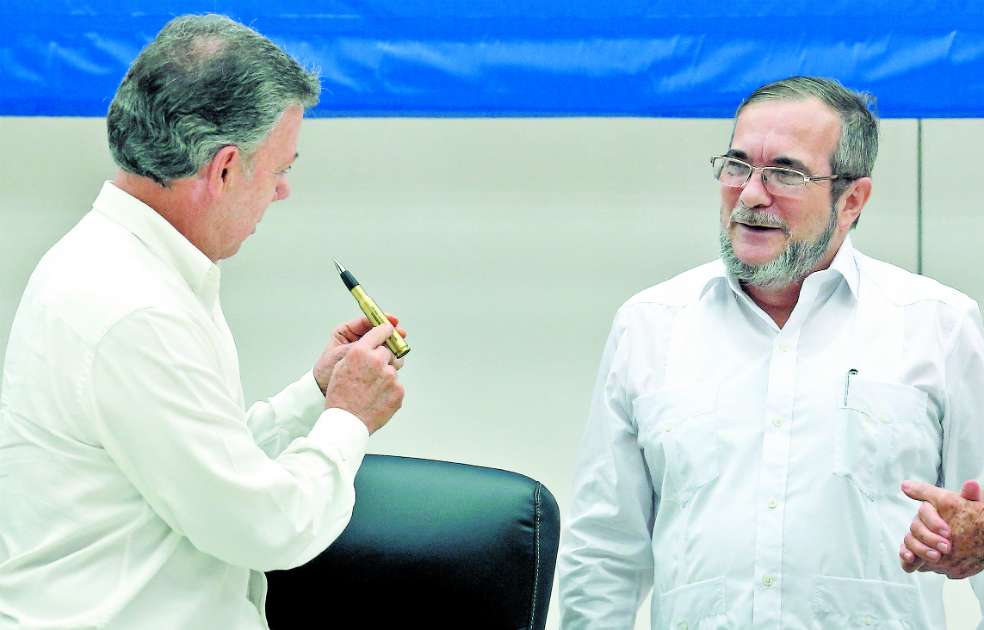 El presidente Juan Manuel Santos y “Timochenko”, jefe máximo de las Farc, dieron la orden de no continuar más con la confrontación armada. / / EFE