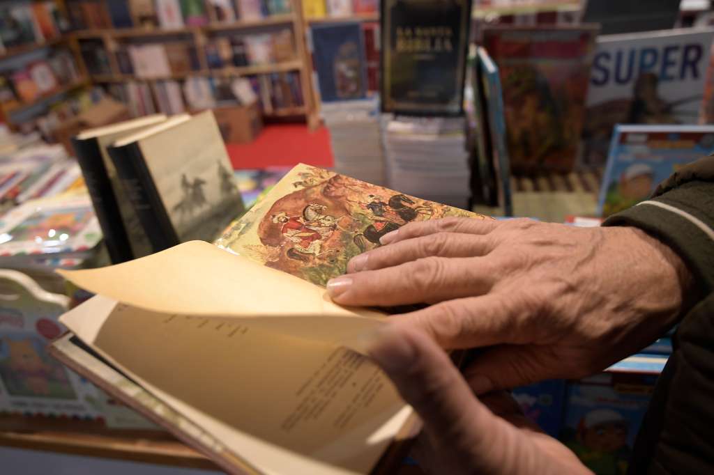 Feria del libro 2025, libros antiguos, compradores.