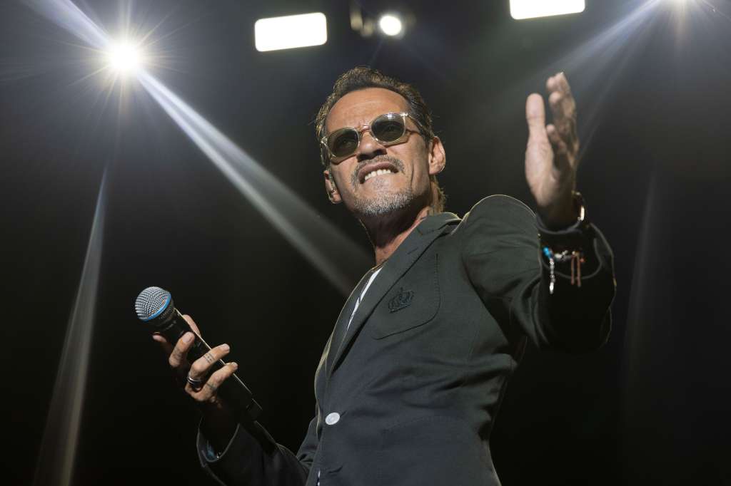 CALVIA (PALMA DE MALLORCA) 27/06/2022. El músico y cantante estadounidense-puertorriqueño, Marc Anthony, durante su actuación hoy lunes en el concierto que ha ofrecido en la localidad balear de Calviá, incluido en su gira mundial "Pa´lla Voy Tour". EFE/CATI CLADERA.