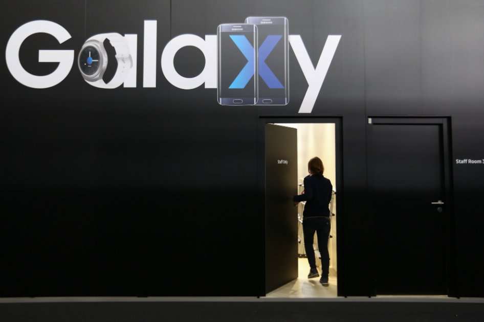 El fabricante de teléfonos inteligentes más grande del mundo abandonó su práctica de elevar los precios con cada modelo. / Bloomberg News