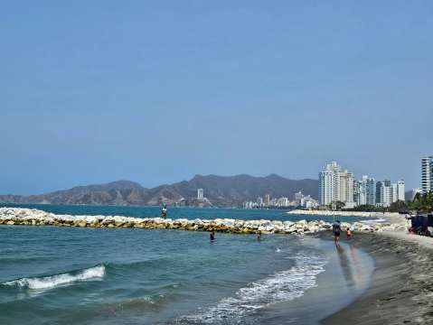 Playa Salguero en Santa Marta desaparece en medio de millonarias obras sin terminar